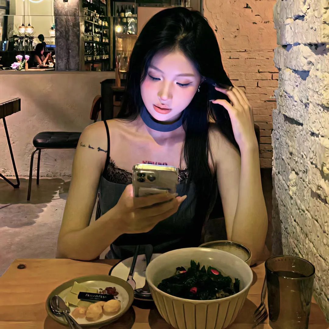 当红主播被曝拖欠片酬，前后半年发布会现场画面流出